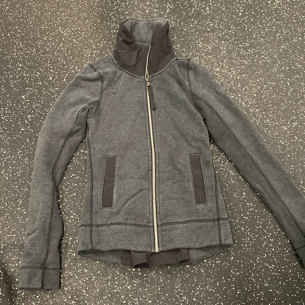 LULULEMON En Route Jacket.